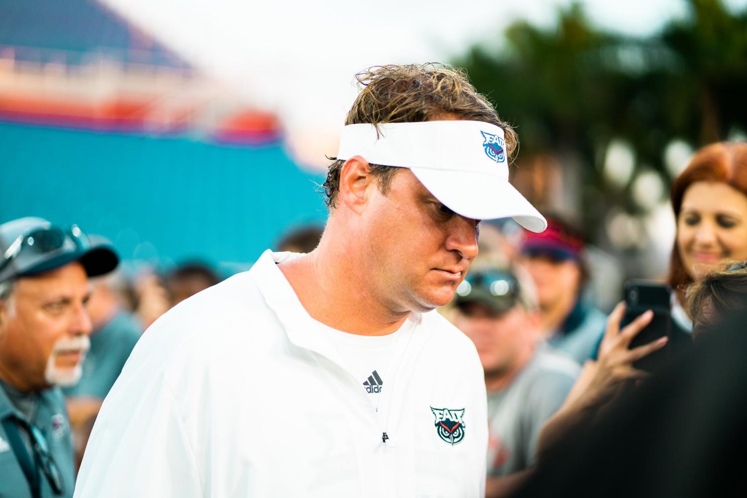 ESPN on X: Lane Kiffin showed up in a signed @dkm14 jersey before