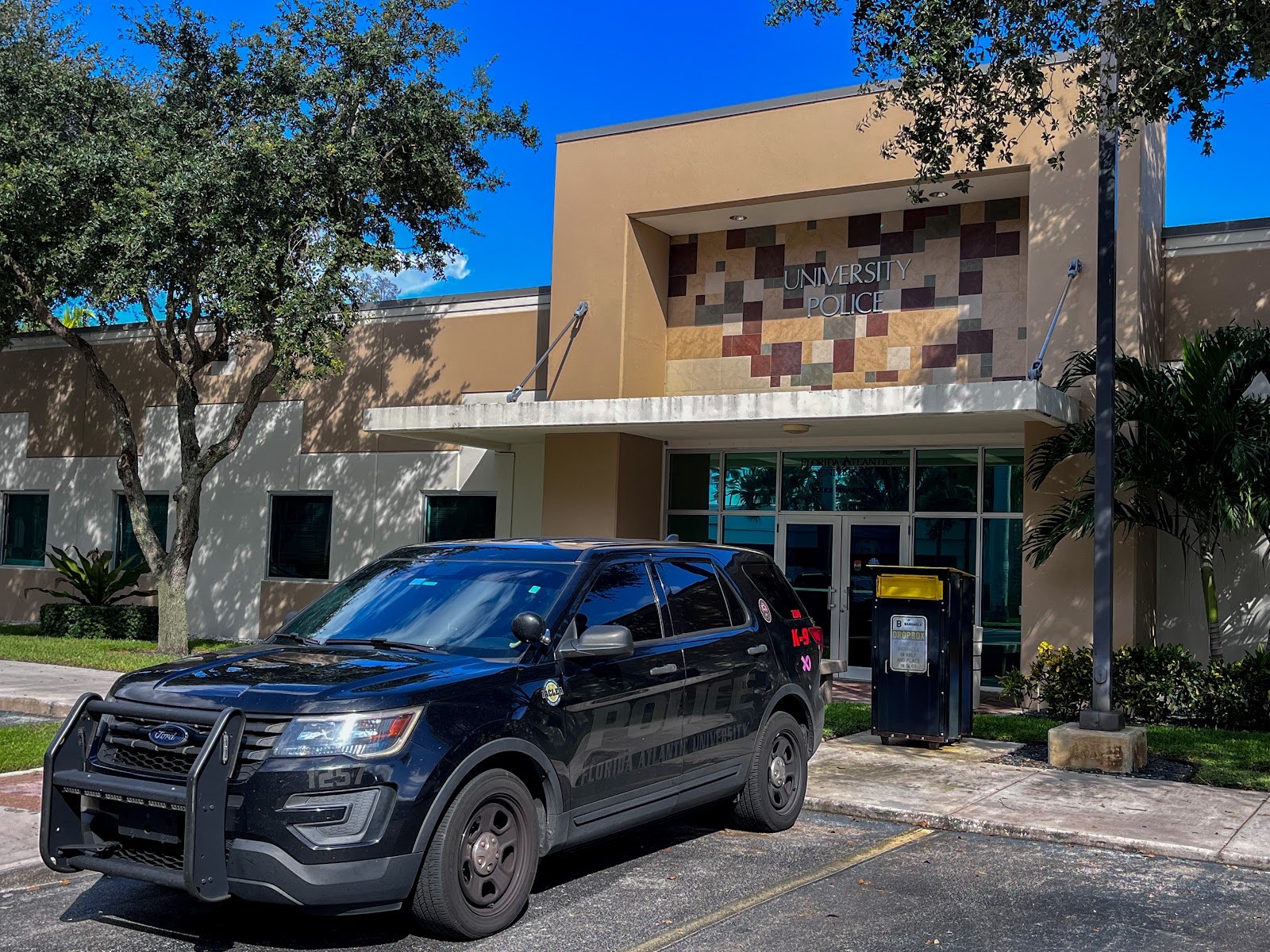 Naked man wanders across FAU campus, detained by FAU police – UNIVERSITY  PRESS