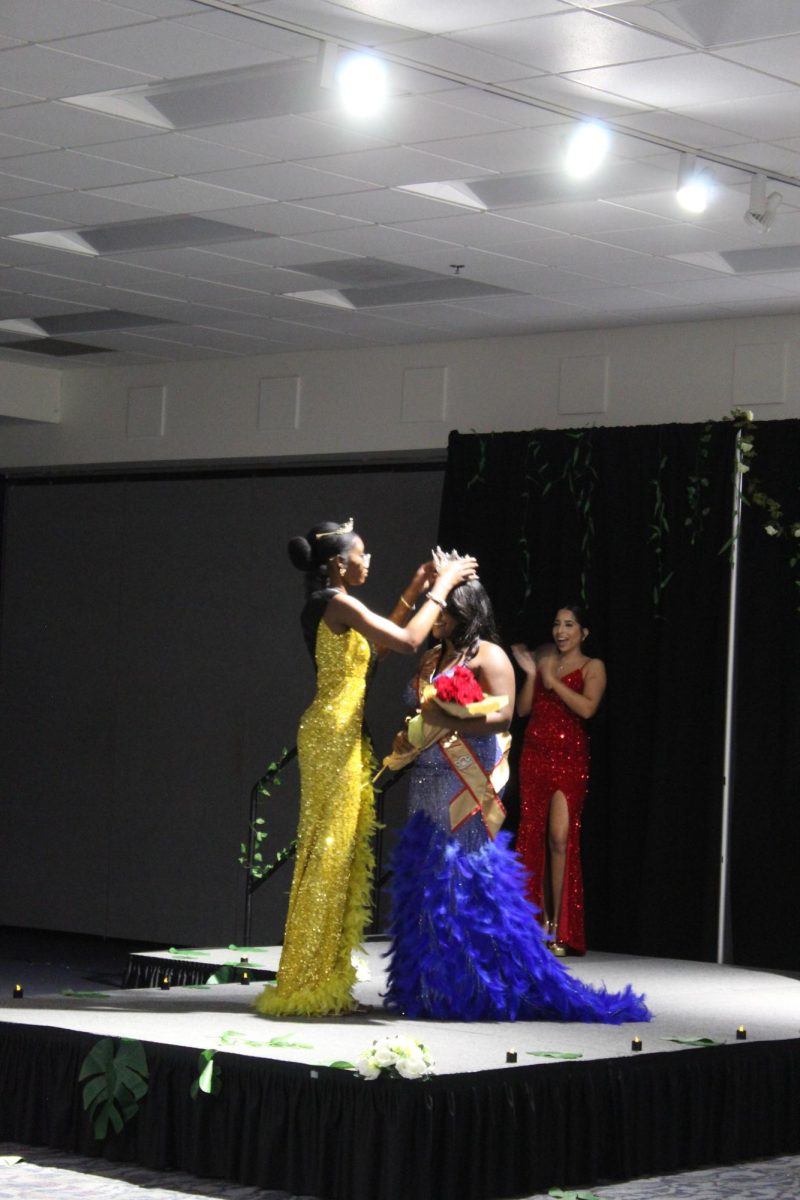 Jonique crowning Jean as 2024's new Miss FAU CSA.