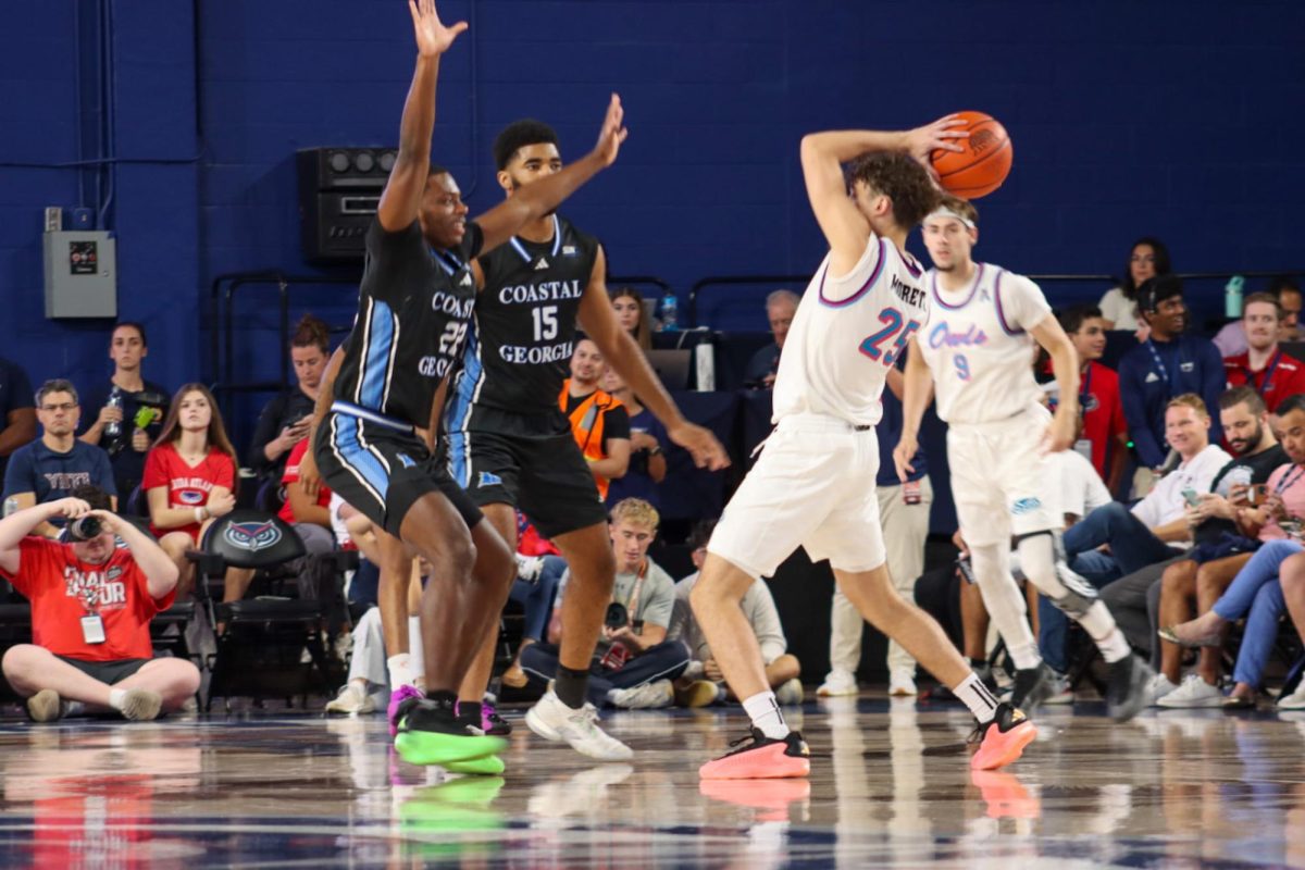 FAU guard Niccolo Moretti passing against Coastal Georgia's defense in the Owls 99-49 win on Nov. 8. 