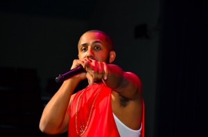 R&B singer Marques Houston asks the crowd which side is more hype. Photo by Max Jackson.